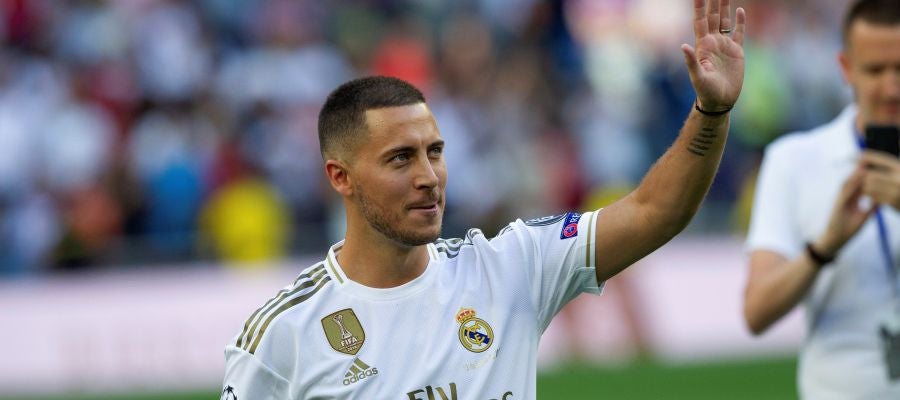 Hazard saluda a los aficionados durante su presentación en el Bernabéu Hazard saluda a los aficionados durante su presentación en el Bernabéu