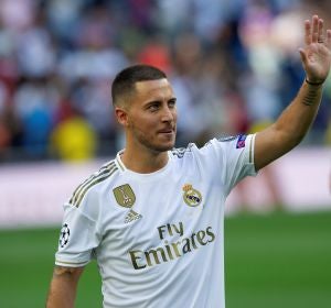 Hazard saluda a los aficionados durante su presentación en el Bernabéu Hazard saluda a los aficionados durante su presentación en el Bernabéu