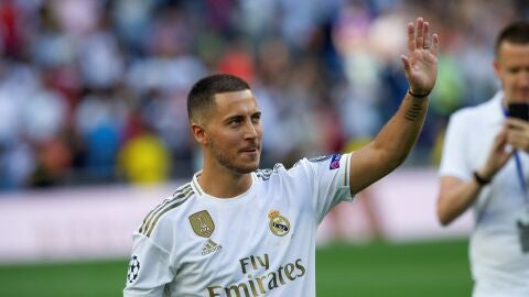 Hazard saluda a los aficionados durante su presentaci&oacute;n en el Bernab&eacute;u