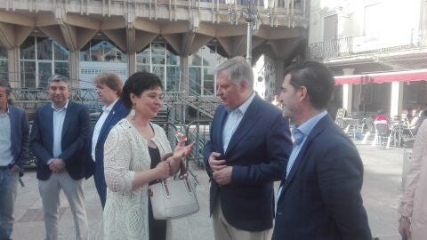 Pilar Zamora, junto al candidato del PP, Francisco Ca&ntilde;izares