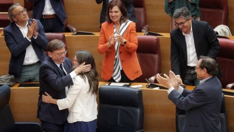 El president de la Generalitat, Ximo Puig, abraza a la vicepresidenta en funciones, M&oacute;nica Oltra
