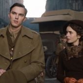 Nicholas Hoult y Lily Collins en 'Tolkien'