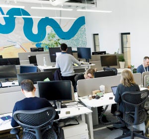 Empleados trabajando en una oficina de una multinacional Empleados trabajando en una oficina de una multinacional