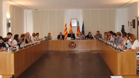 Vila-real ha celebrat aquest dimecres el darrer ple de la legislatura per acomiadar als regidors que no repeteixen. El ple de carácter extraordinari acomiada a vuit regidors de PSPV, Compromís, Ciutadans i Partit Popular.