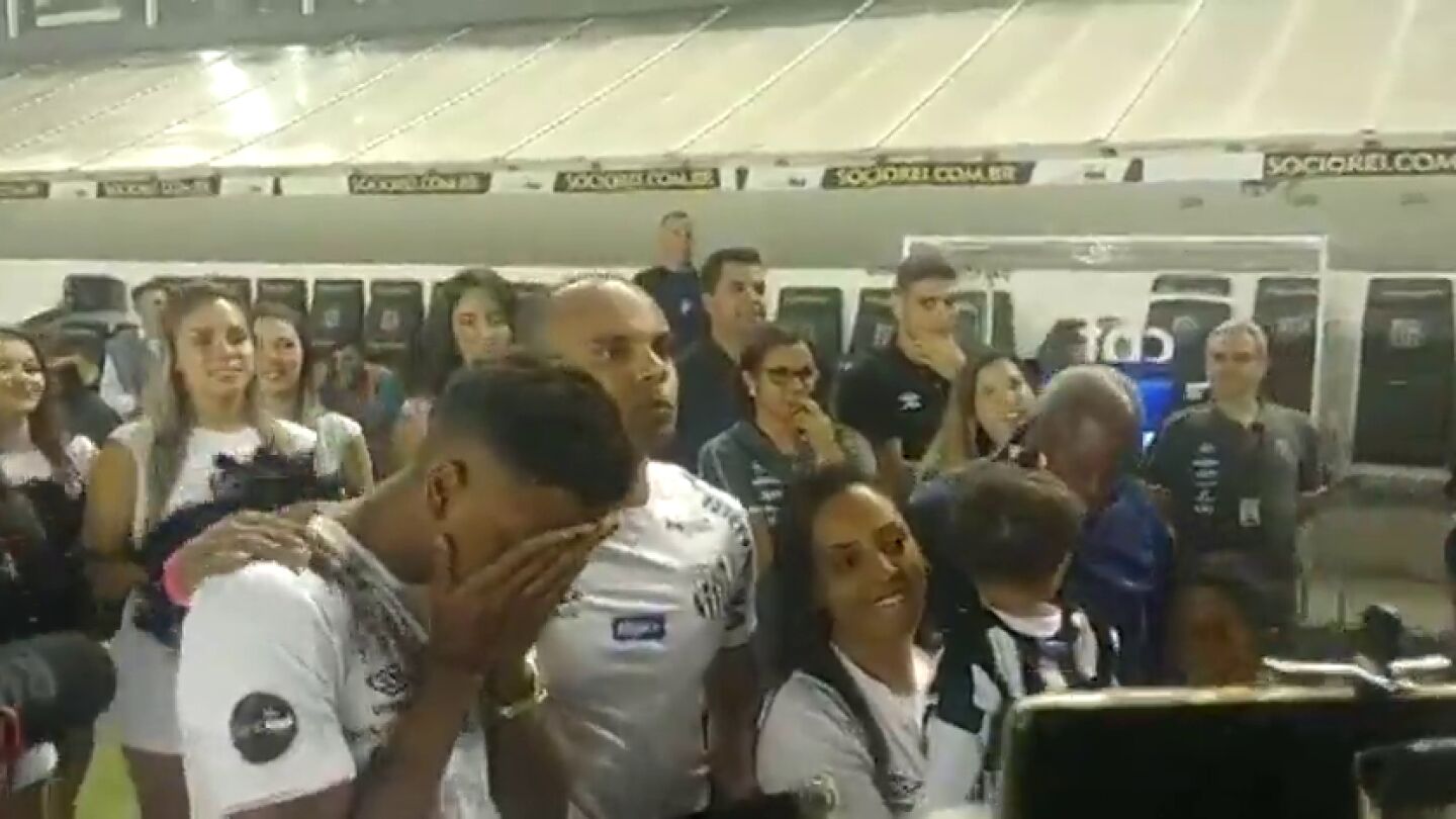 Las l&aacute;grimas de Rodrygo en su despedida con el Santos
