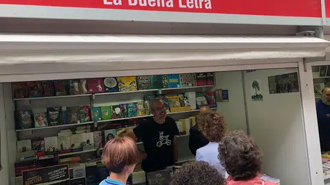 Ya está en marcha la Feria del Libro de Gijón Nuestro librero Rafa Gutiérrez ocupa una de las casetas