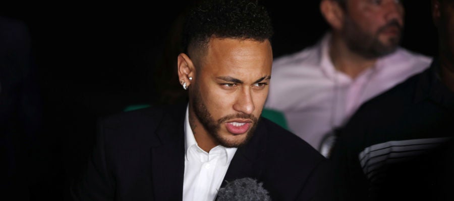 Neymar atiende a los medios de comunicación tras su declaración Neymar atiende a los medios de comunicación tras su declaración
