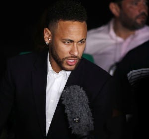 Neymar atiende a los medios de comunicación tras su declaración Neymar atiende a los medios de comunicación tras su declaración