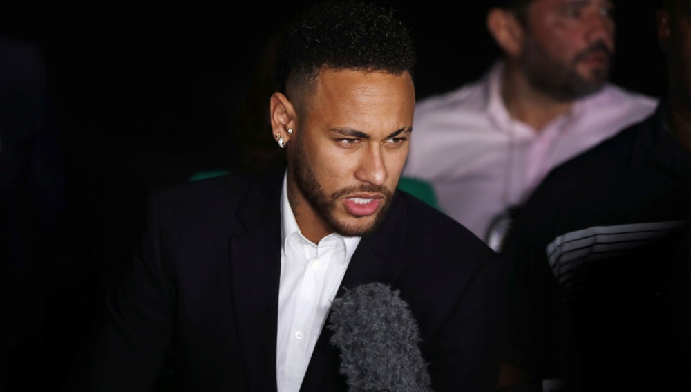 Neymar atiende a los medios de comunicación tras su declaración