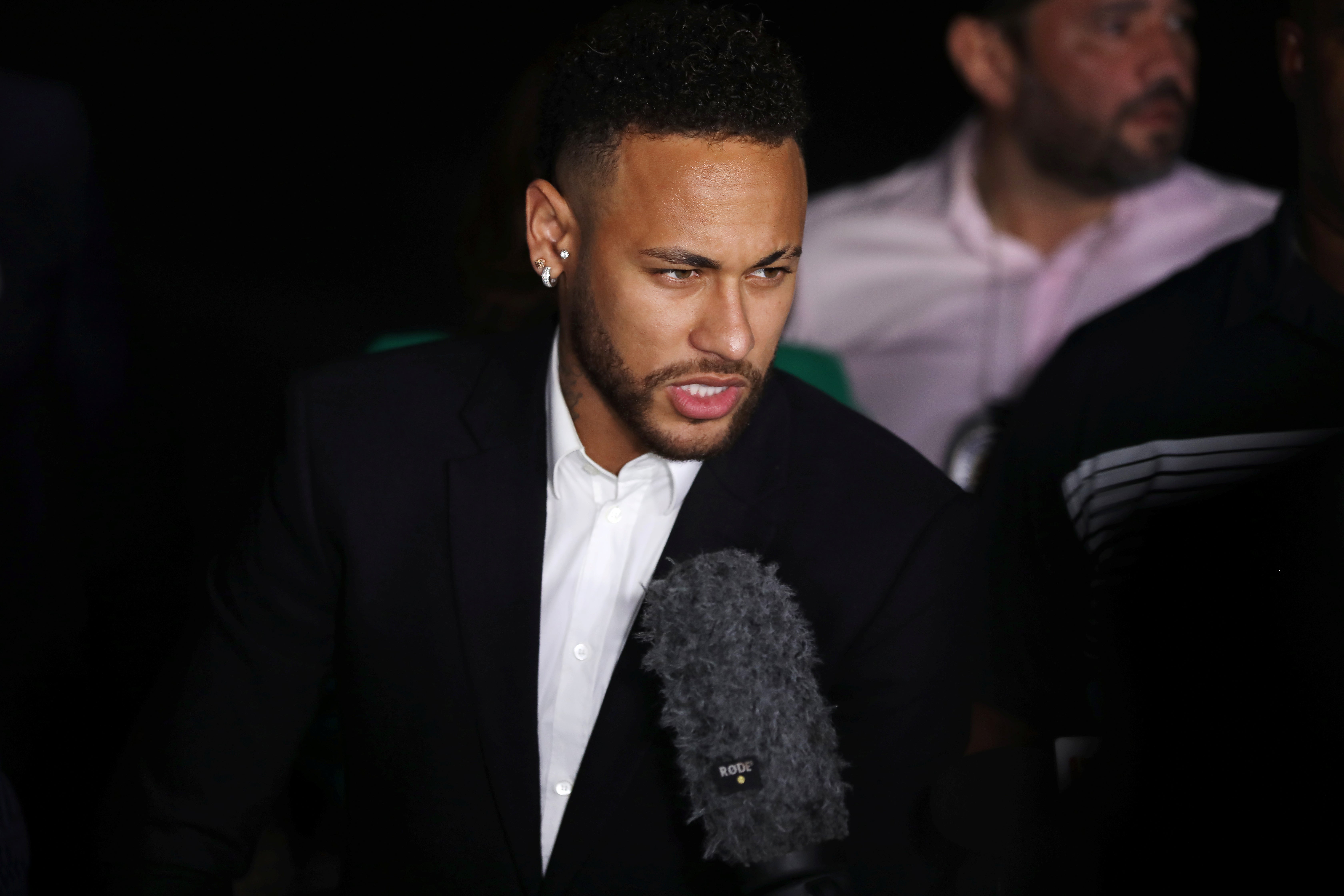 Neymar, tras ser interrogado durante cinco horas: "La verdad aparece tarde o temprano" Neymar, tras ser interrogado durante cinco horas: "La verdad aparece tarde o temprano"