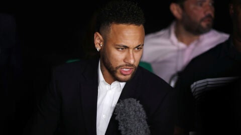 Neymar atiende a los medios de comunicaci&oacute;n tras su declaraci&oacute;n