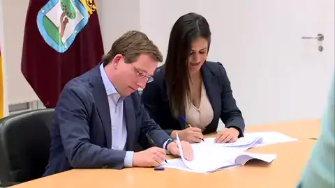 Almeida y Villacís firman el pacto de gobierno en Madrid Almeida y Villacís firman el pacto de gobierno en Madrid