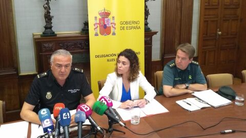 Gonzalo Espino, jefe superior de la Polic&iacute;a Nacional en Baleares; Rosario S&aacute;nchez, delegada del Gobierno central en el archipi&eacute;lago; y el coronel jefe de la Guardia Civil en las islas, Alejandro Hern&aacute;ndez.