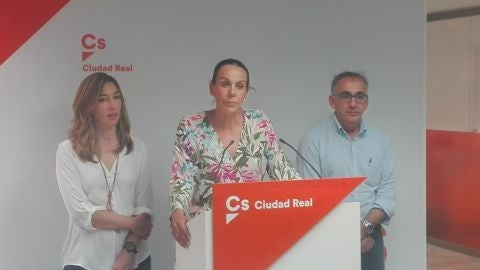 Mas&iacute;as, junto a los otros dos concejales de Cs en el Ayuntamiento de Ciudad Real