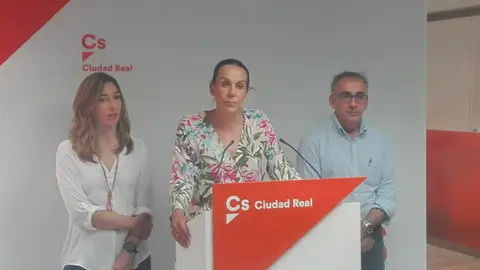 Masías, junto a los otros dos concejales de Cs en el Ayuntamiento de Ciudad Real Masías, junto a los otros dos concejales de Cs en el Ayuntamiento de Ciudad Real