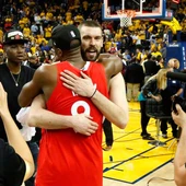 Marc Gasol abraza a su compañero en los Toronto Raptors Serge Ibaka, tras convertirse en campeones de la NBA Marc Gasol abraza a su compañero en los Toronto Raptors Serge Ibaka, tras convertirse en campeones de la NBA