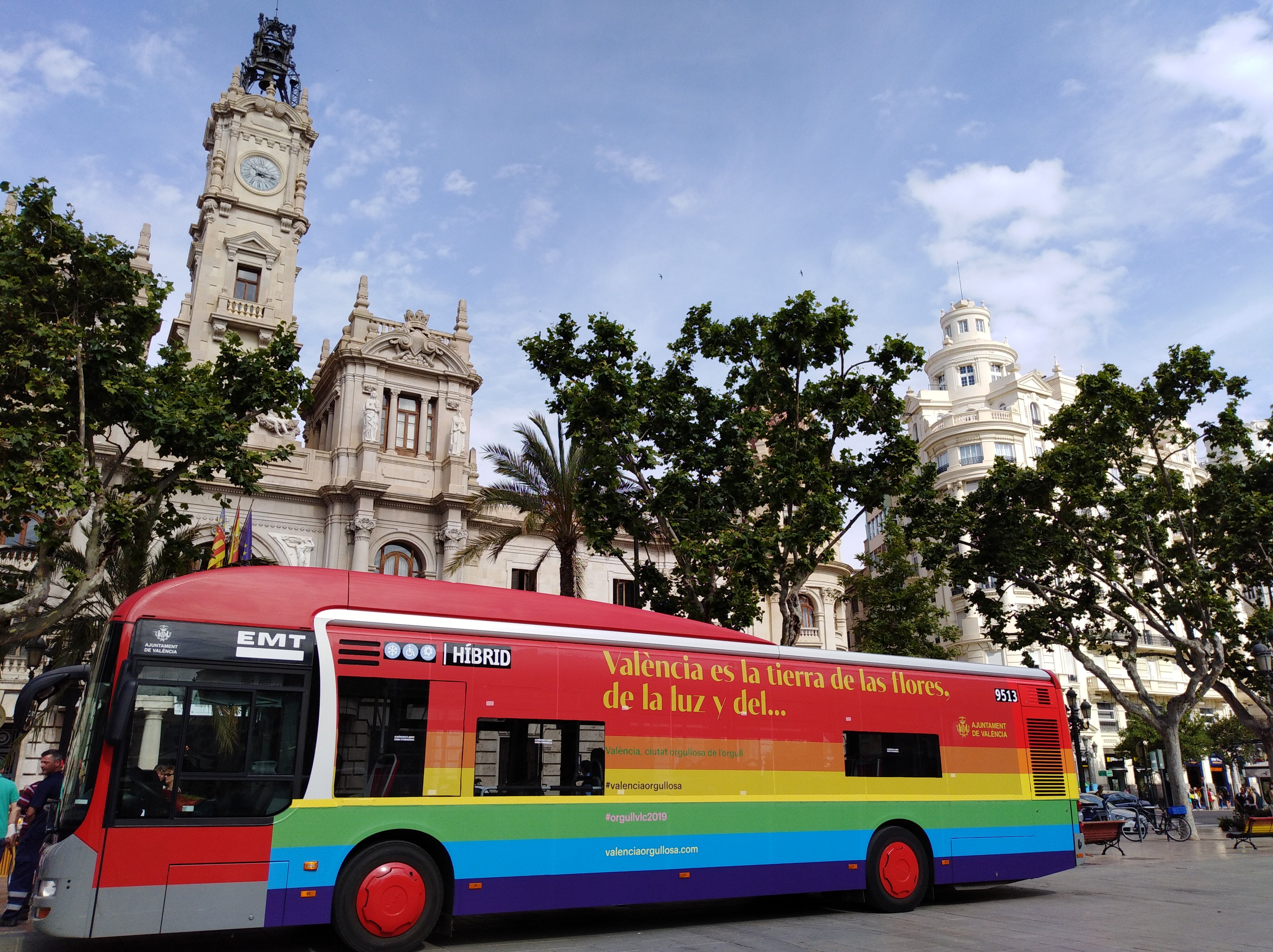 Los autobuses de la línia 73 de la EMT lucirán "orgullosos" Los autobuses de la línia 73 de la EMT lucirán "orgullosos"