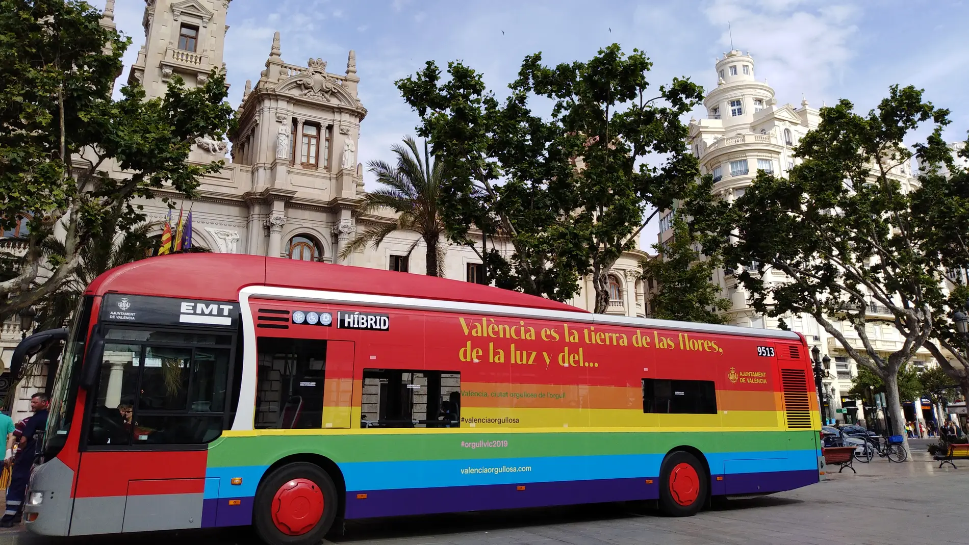 Los autobuses con el vinilo con el lema del día del orgullo ya recorre la ciudad.