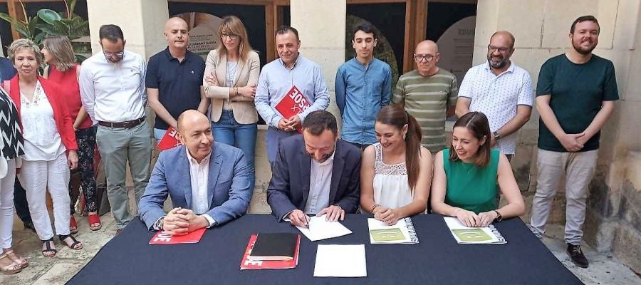 Firma del pacto de gobierno entre PSOE y Compromís en Elche. Firma del pacto de gobierno entre PSOE y Compromís en Elche.
