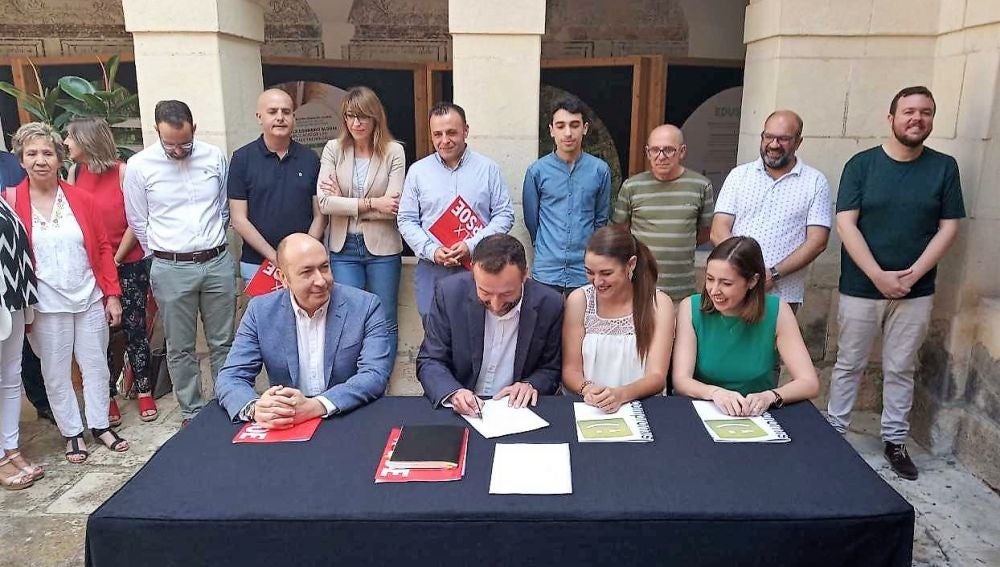Firma del pacto de gobierno entre PSOE y Compromís en Elche.