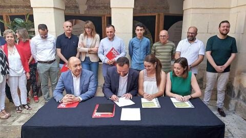 Firma del pacto de gobierno entre PSOE y Comprom&iacute;s en Elche.