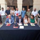 Firma del pacto de gobierno entre PSOE y Compromís en Elche.