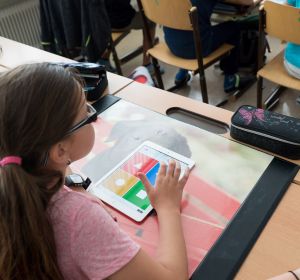 Una niña usando un iPad en clase (Archivo) Una niña usando un iPad en clase (Archivo)