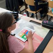 Una niña usando un iPad en clase (Archivo)