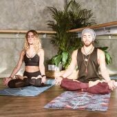 Una pareja practicando yoga