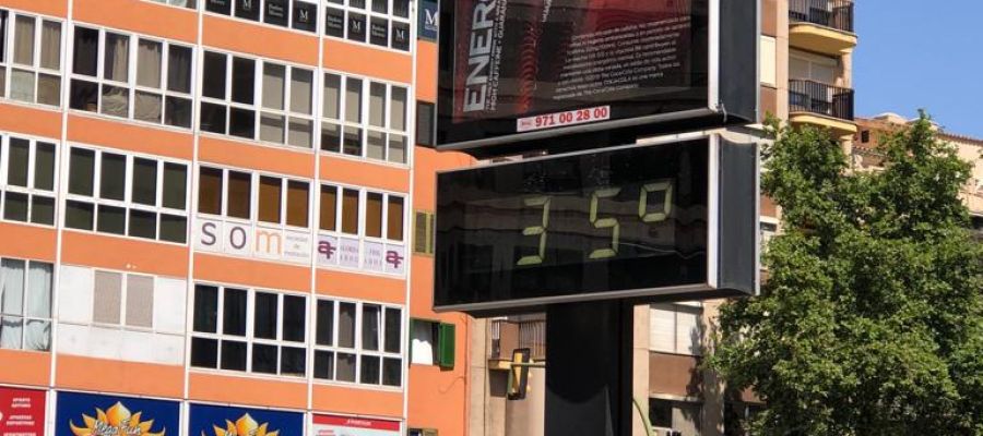 Un termómetro del centro de Palma marca los 35 grados que se han alcanzado en la capital balear. Un termómetro del centro de Palma marca los 35 grados que se han alcanzado en la capital balear.