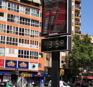 Un termómetro del centro de Palma marca los 35 grados que se han alcanzado en la capital balear. Un termómetro del centro de Palma marca los 35 grados que se han alcanzado en la capital balear.