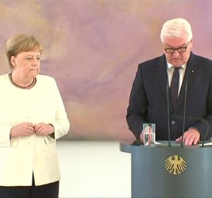 Merkel vuelve a sufrir temblores en manos y piernas en un acto celebrado en Berlín Merkel vuelve a sufrir temblores en manos y piernas en un acto celebrado en Berlín