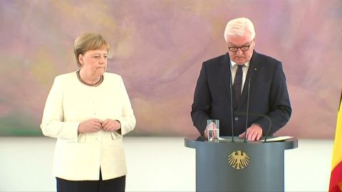 Merkel vuelve a sufrir temblores en manos y piernas en un acto celebrado en Berl&iacute;n