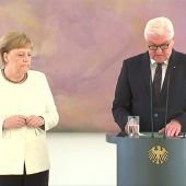 Merkel vuelve a sufrir temblores en manos y piernas en un acto celebrado en Berlín