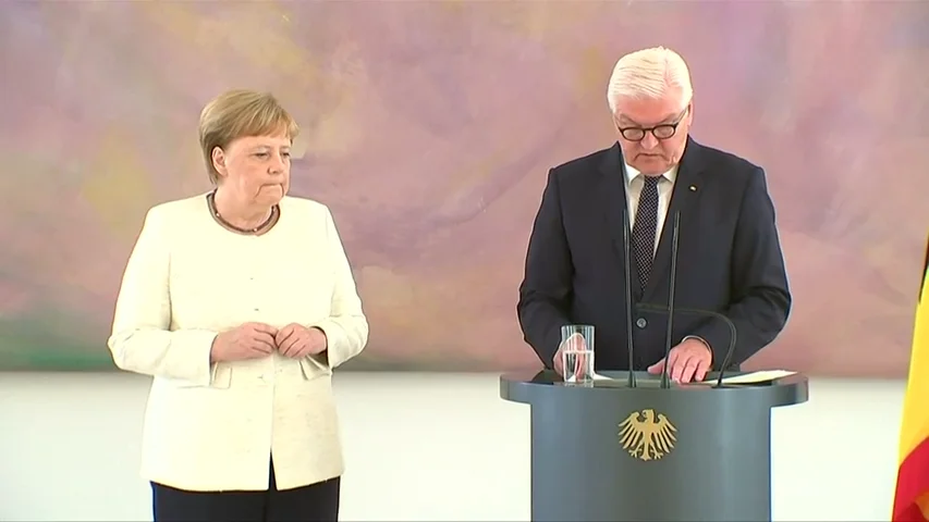 Merkel vuelve a sufrir temblores en manos y piernas en un acto celebrado en Berl&iacute;n