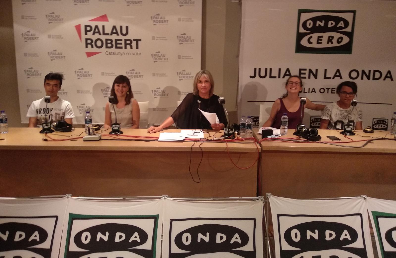Voluntarios que ayudan a inmigrantes y refugiados que llegan a Cataluña Voluntarios que ayudan a inmigrantes y refugiados que llegan a Cataluña