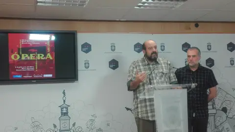 Alberto Muñoz y el concejal de Cultura, Nacho Sánchez, han presentado el Ciclo de Ópera al aire libre Alberto Muñoz y el concejal de Cultura, Nacho Sánchez, han presentado el Ciclo de Ópera al aire libre