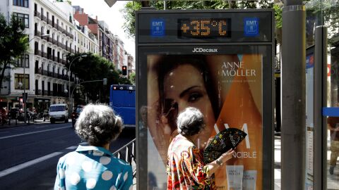 Dos mujeres observan los 35 grados que marca el term&oacute;metro 