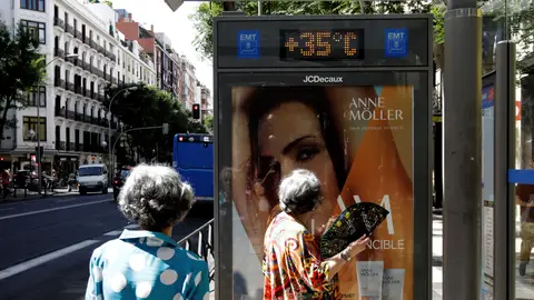 Dos mujeres observan los 35 grados que marca el termómetro Dos mujeres observan los 35 grados que marca el termómetro