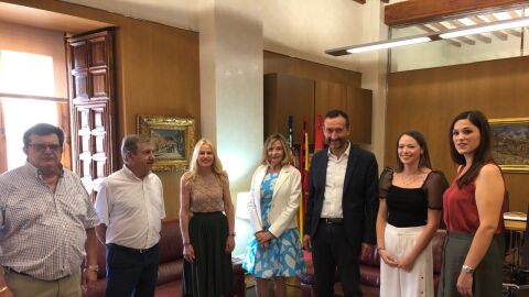 La nueva Dama de Elche Viviente junto a miembros de la Real Orden de la Dama. 