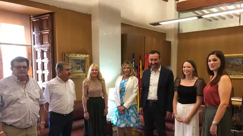 La nueva Dama de Elche Viviente junto a miembros de la Real Orden de la Dama. La nueva Dama de Elche Viviente junto a miembros de la Real Orden de la Dama.