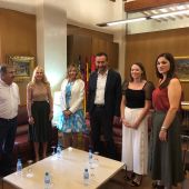 La nueva Dama de Elche Viviente junto a miembros de la Real Orden de la Dama. 
