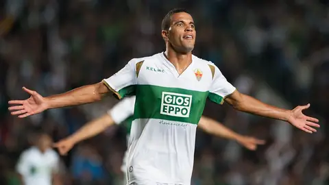 Jonathas de Jesus celebra un gol en Primera División con el Elche CF, en la temporada 2014/15. Jonathas