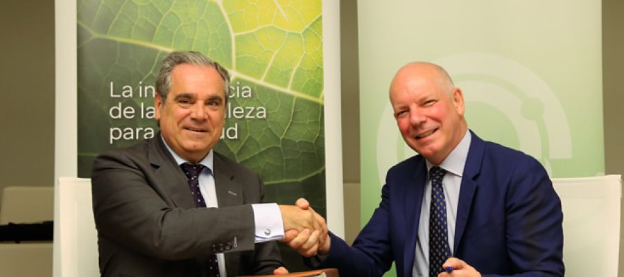 El CGCOF y Arkopharma, juntos para defender el papel del farmacéutico en plantas medicinales El CGCOF y Arkopharma, juntos para defender el papel del farmacéutico en plantas medicinales