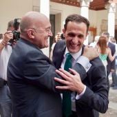 Jesús Julio Carnero y Conrado Íscar se saludan en la Constitución de la corporación de la Diputación Provincial de Valladolid