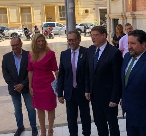 A la entrada del pleno de investidura de la Diputación. A la entrada del pleno de investidura de la Diputación.