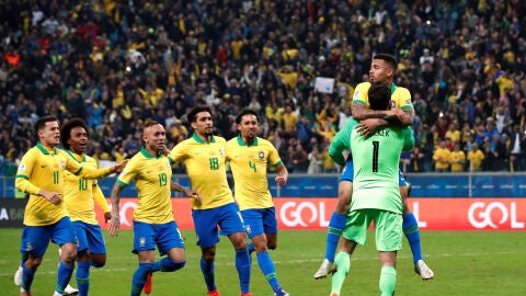 La selecci&oacute;n brasile&ntilde;a festeja con Alisson