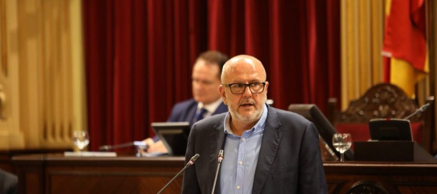 Miquel Ensenyat, de Mes per Mallorca, en el debate de Investidura de Francina Armengol. Miquel Ensenyat, de Mes per Mallorca, en el debate de Investidura de Francina Armengol.