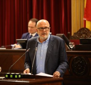 Miquel Ensenyat, de Mes per Mallorca, en el debate de Investidura de Francina Armengol. Miquel Ensenyat, de Mes per Mallorca, en el debate de Investidura de Francina Armengol.