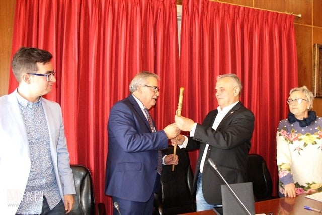 El alcalde de Mieres renuncia por tercera vez a cobrar un sueldo y solo dispondrá de dietas El alcalde de Mieres renuncia por tercera vez a cobrar un sueldo y solo dispondrá de dietas